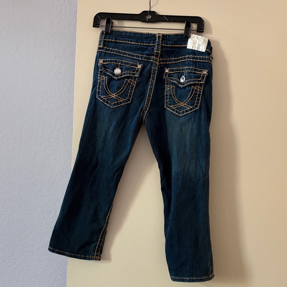 L.A. Idol Dark Blue Cropped Jeans right below the knee